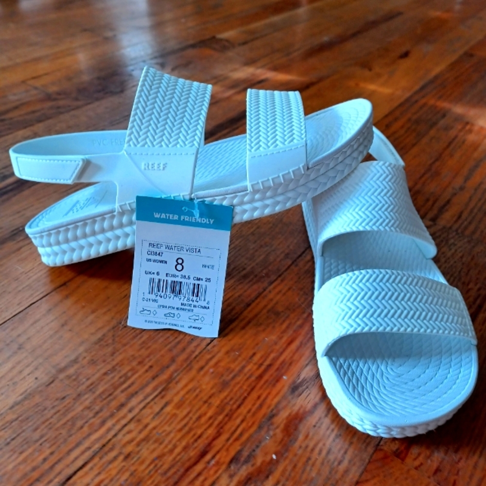 Womens Reef size 8 sandals